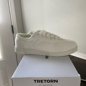 TRETORN canvas tennis shoes
